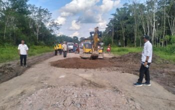 Gandeng Perusahaan Swasta, PUPR Kobar Lakukan Penanganan Darurat Jalan Rusak di Pangkalan Tiga