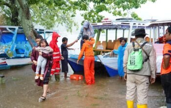 Ribuan Warga Terisolir, Akses Putus: Bupati Tanah Datar Kerahkan Boat untuk Evakuasi