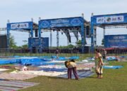 Pra Pengajian Gus Iqdam di Rembang, Riuh Emak-Emak Kaveling Tempat hingga Pedagang Alas