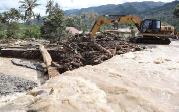 Akses Jalan Masih Terputus, Bupati Tanah Datar Minta Bantuan Alat Berat untuk Percepatan Penanganan Bencana