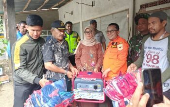 Bupati Tanah Datar Tinjau Lokasi Terdampak Banjir Bandang di Nagari Sumpu, Serahkan Bantuan Mendesak untuk Warga