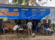 Kedai bakso Nyi Judes yang viral di desa Pamotan Rembang, Minggu (16/11/2025)