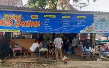 Kedai bakso Nyi Judes yang viral di desa Pamotan Rembang, Minggu (16/11/2025)