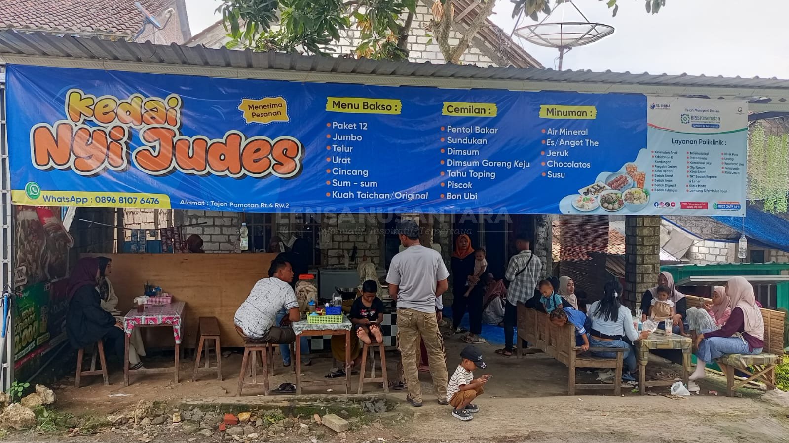 Kedai bakso Nyi Judes yang viral di desa Pamotan Rembang, Minggu (16/11/2025)
