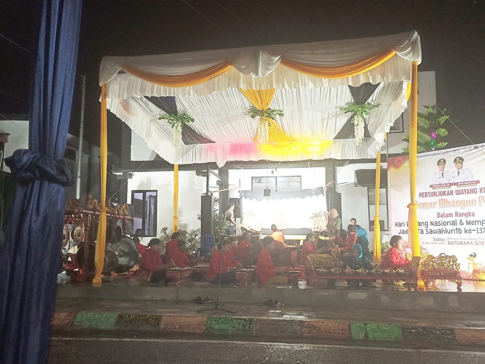 Pemko Sawahlunto gelar pertunjukan wayang kulit, bertempat di pelataran Museum Lobang Tambang Soero, Sabtu 15 November 2025.