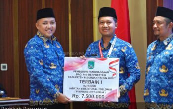 HUT KORPRI ke-54, Mas Bupati Rusdi Serahkan Penghargaan Kepada 15 ASN Berprestasi