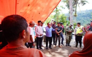 Bupati Eka Putra Tinjau Pengungsi dan Serahkan Bantuan di Jorong Gunung Bungsu
