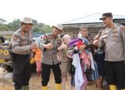 Polres Tapteng Bagikan Bantuan Pakaian untuk Korban Banjir