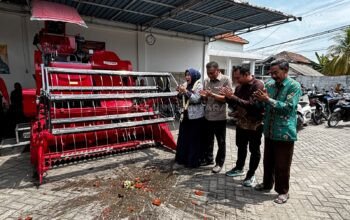 Wabup Sidoarjo Dorong Pertanian Modern Lewat Bantuan Alsintan di Desa Tarik