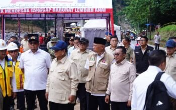 Presiden Prabowo Tinjau Lembah Anai, Tegaskan Komitmen Bantu Penanganan Bencana di Tanah Datar