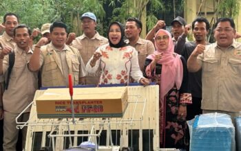 Wabup Sidoarjo Serahkan Bantuan Alsintan, Dorong Modernisasi dan Regenerasi Petani