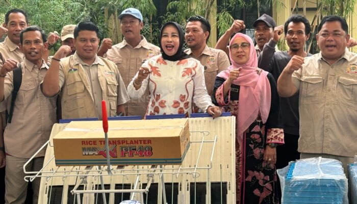 Wabup Sidoarjo Serahkan Bantuan Alsintan, Dorong Modernisasi dan Regenerasi Petani