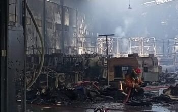 Si Jago Merah Lahap Pabrik Sepatu Karya Mekar Jombang, Diduga Korsleting Listrik