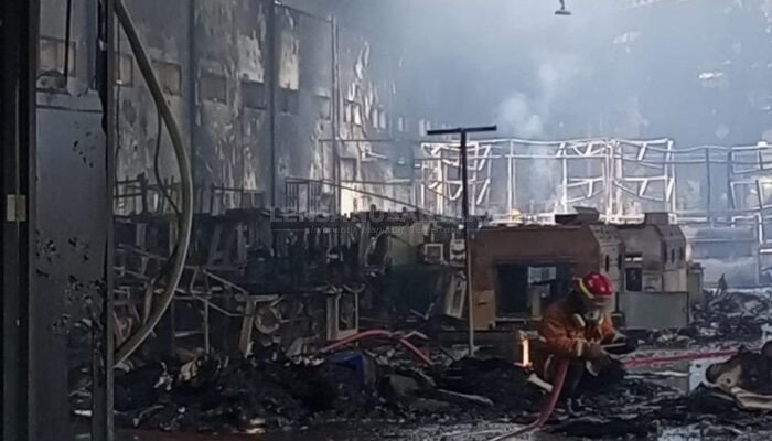 Si Jago Merah Lahap Pabrik Sepatu Karya Mekar Jombang, Diduga Korsleting Listrik