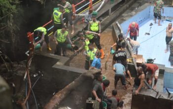 Pasca Luapan Sungai di Kawasan Wisata Guci, Tim Siaga Bencana Bhayangkara Polres Tegal Gotong Royong