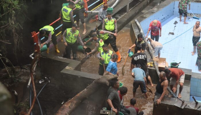Pasca Luapan Sungai di Kawasan Wisata Guci, Tim Siaga Bencana Bhayangkara Polres Tegal Gotong Royong
