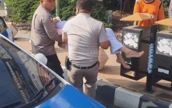 Kasat Lantas Polres Tegal Evakuasi Korban Pingsan Akibat Laka Lantas Saat Melaksanakan Patroli