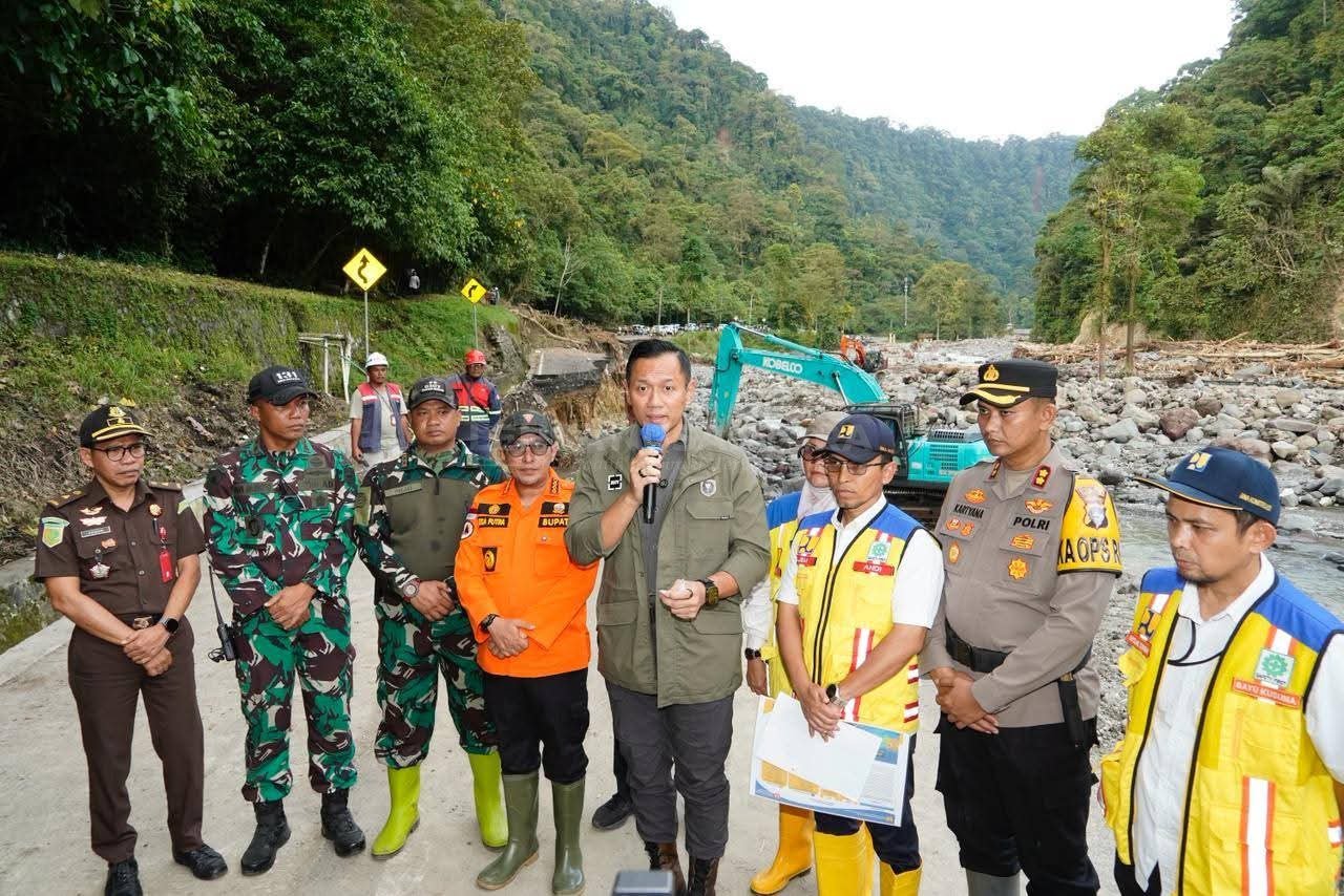 AHY Cek Normalisasi Sungai dan Perbaikan Jalan Lembah Anai, Mobilitas Sumbar Diharapkan Pulih dalam Dua Minggu