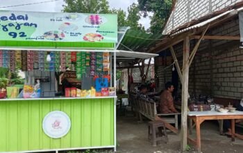 Musim Hujan Membuat Penjualan Es Teh di Rembang Menurun