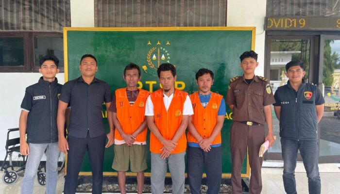 Polres Rote Ndao Serahkan Tiga Tersangka dan Barang Bukti Dugaan Penyelundupan Manusia WNA China