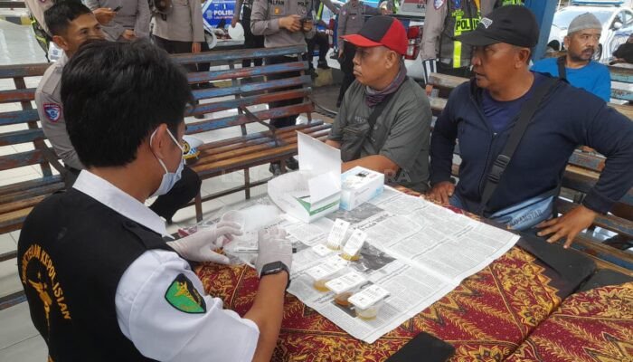 Heboh..!! Belasan Sopir Bus di Situbondo Dites Urine, Ini Hasilnya