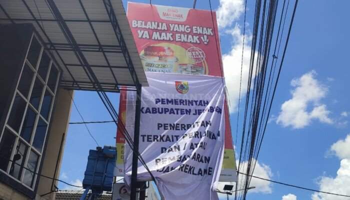 Satgas Infrastruktur dan Tata Ruang Tertibkan Reklame Izin Mati di Jalan Protokol Jember