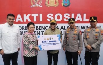 ‎Kapolri dan Ketua Komisi IV DPR RI Salurkan Bantuan 16 Truk Logistik bagi Korban Bencana di Tapanuli Tengah‎