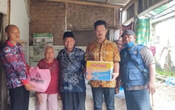 Dua Lansia di Arjasa Tersenyum Dapat Bantuan Paket Sembako dari Dinsos Jember