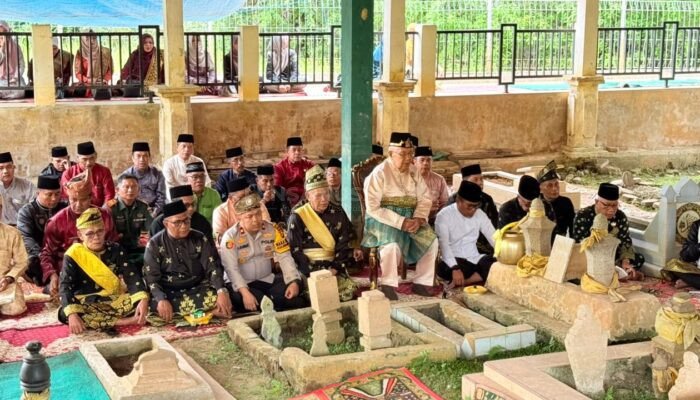 Bupati Zukri bersama Sultan Pelalawan X Ziarah ke Makam Sultan Pelalawan Menyambut Bulan Suci Ramadan 1447 H