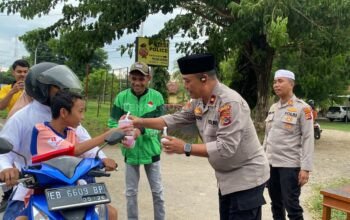 Polres Nagekeo Bagikan Takjil Buka Puasa, Tingkatkan Sinergi dengan Masyarakat
