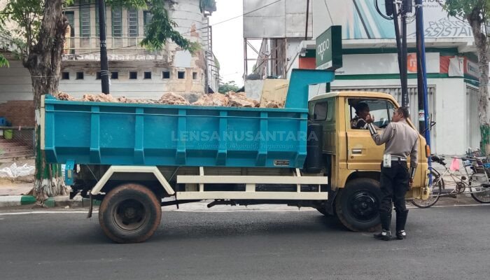 Polisi Pamekasan Incar Truk Pengangkut Material Tanpa Terpal