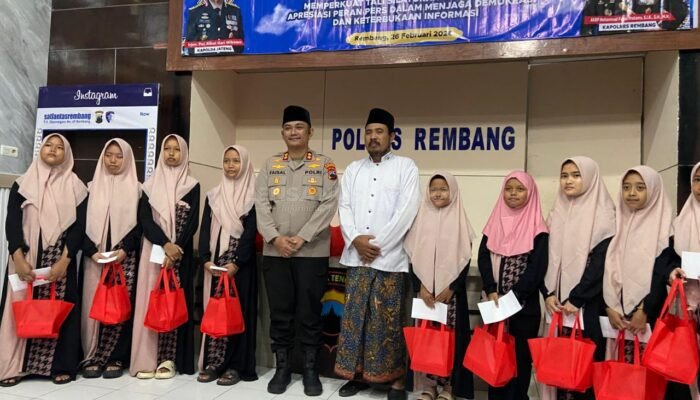 Buka Puasa Bersama Insan Pers, Kapolres Rembang Beri Santunan Anak Yatim