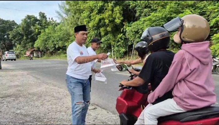 ASWIN Rembang Bagikan Ratusan Takjil, Ludes dalam Hitungan Menit