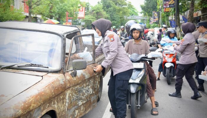 Berkah Ramadan, Polwan Polres Bondowoso Bagikan Ratusan Takjil di Pasar Induk