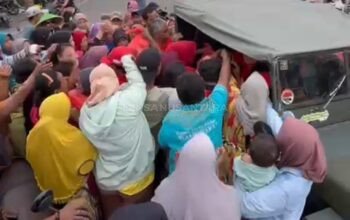 Berkah Ramadan, Warga Serbu Paket Sembako yang Dibagikan PDI Perjuangan di Pasar Mangaran Situbondo