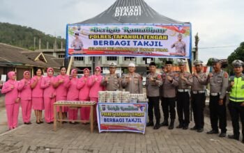 Polres Tapanuli Tengah Bagikan 300 Paket Takjil Berbuka Puasa di Simpang DPRD Pandan