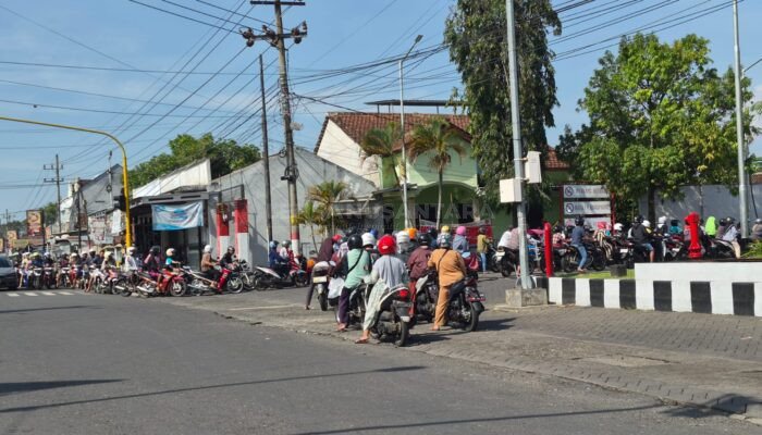 Antrean Panjang di SPBU Bondowoso Diduga Dipicu Panic Buying, Warga Minta Tengkulak Tak Dilayani