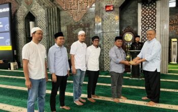 DPRD Sulsel Serahkan 61 Juta Infaq Buka Puasa di Masjid Almarkaz