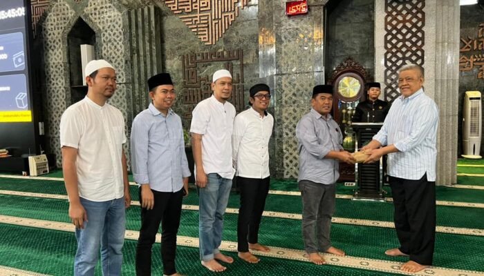 DPRD Sulsel Serahkan 61 Juta Infaq Buka Puasa di Masjid Almarkaz