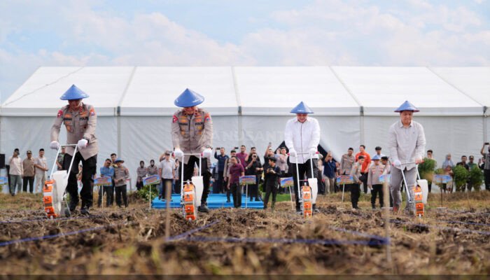 Kapolda Jatim bersama Bupati Pasuruan Pimpin Tanam Jagung Serentak di Rembang