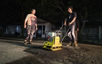 Patas Makelar Akherat Kembali Gelar Aksi Tambal Jalan Berlubang di Bondowoso