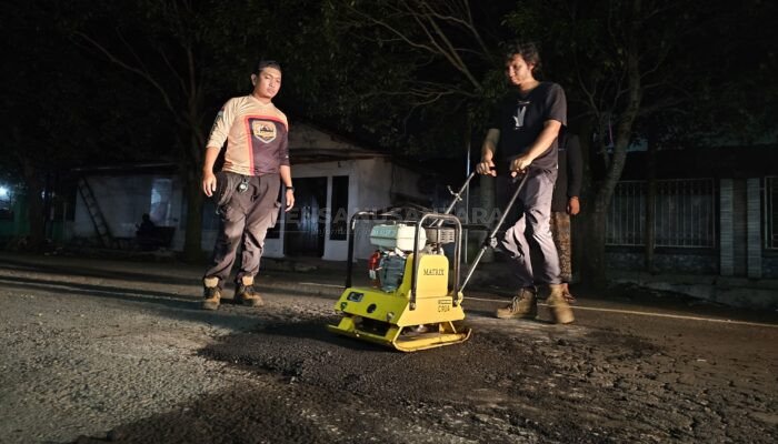 Patas Makelar Akherat Kembali Gelar Aksi Tambal Jalan Berlubang di Bondowoso