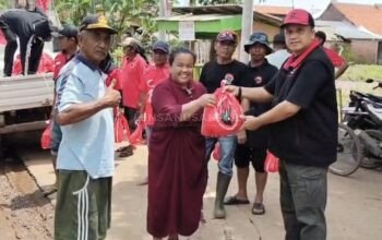 PDI Perjuangan Situbondo Salurkan Bantuan Sembako pada Korban Banjir Bandang di Banyuglugur