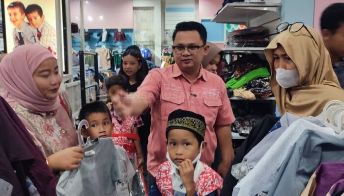 Gunakan Dana TKD, Kades Sidomulyo Jember Ajak Anak Yatim Piatu Belanja Baju Lebaran