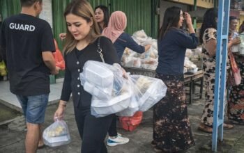 Berbagi Ramadan, Jangkar Rembang Bagikan 700 Takjil Buat Penggunaan Jalan