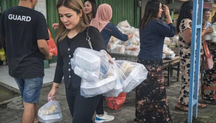 Berbagi Ramadan, Jangkar Rembang Bagikan 700 Takjil Buat Penggunaan Jalan