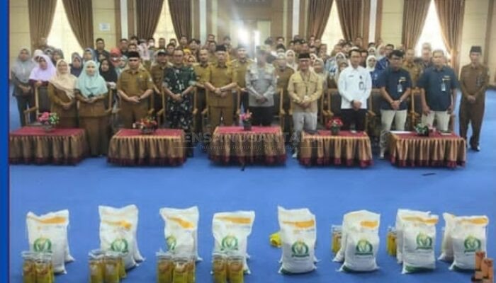 Azhar Hamzah Resmikan Penyaluran Beras dan Minyak Goreng bagi 7.397 Keluarga di Sungai Penuh