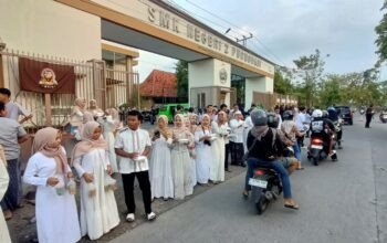 Ngabuburit Stemda Berbagi, 225 Siswa SMKN 2 Purwodadi Bagikan 1.000 Paket Takjil Kepada Masyarakat