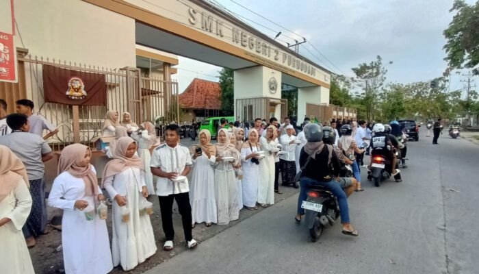 Ngabuburit Stemda Berbagi, 225 Siswa SMKN 2 Purwodadi Bagikan 1.000 Paket Takjil Kepada Masyarakat
