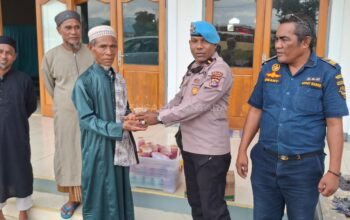 Posko Terpadu Angkutan Lebaran Bagikan Takjil kepada Warga Muslim di Marapokot